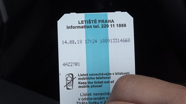 Na parkovacch lstcch je vdy registran znaka, kterou naetla kamera u zvory. V tomto ppad je msto sla zakrytho vizitkou otaznk.(16.8.2018)