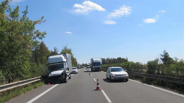 Policie ptr po nkladnm voze a jeho idii, kter zejm zavinil hromadnou nehodu na dlnici D35 pobl Litovle. (13. srpna 2018)