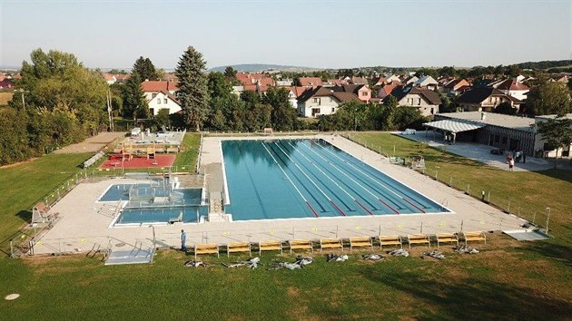 V prostějovské místní části Vrahovice začalo lidem sloužit zrekonstruované koupaliště s padesátimetrovým bazénem.