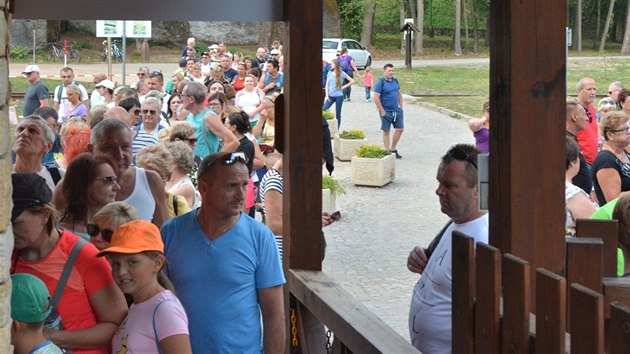 Fronta u vstupu do skalnho msta v Adrpachu (16.8.2018).