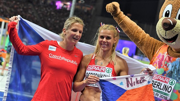 S MASKOTEM. esk otpaky Irena ediv a Nikola Ogrodnkov (uprosted) s maskotem berlnskho ME v atletice.