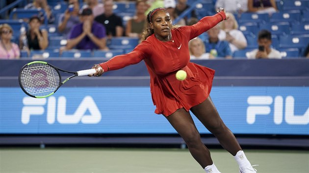 Americk tenistka Serena Williamsov returnuje v duelu proti Pete Kvitov na turnaji v Cincinnati.