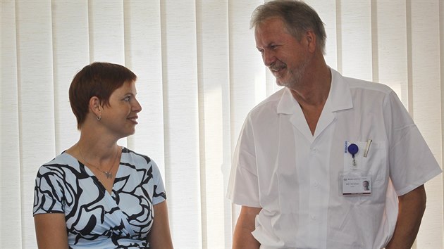 Prim Petr Kmpel a pacientka Vendula ern, kter se ve Slezsk nemocnici v Opav lila s li tasemnic.