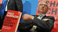 Člen vedení německé centrální banky Thilo Sarrazin se svojí kontroverzní knihou Člen vedení německé centrální banky Thilo Sarrazin se svojí kontroverzní knihou