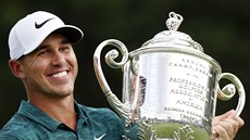 Brooks Koepka drží trofej pro vítěze PGA Championship. Brooks Koepka drží trofej pro vítěze PGA Championship.