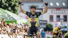 Cyklista hradecké stáje Elkov Author Michael Kukrle s rukama nad hlavou... Cyklista hradecké stáje Elkov Author Michael Kukrle s rukama nad hlavou...