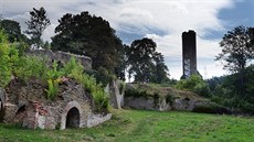 Podhradí, zřícenina Dolního zámku a zřícenina hradu Neuberg. Podhradí, zřícenina Dolního zámku a zřícenina hradu Neuberg.