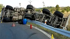 U Hroznětína se převrátila cisterna převážející fekálie. U Hroznětína se převrátila cisterna převážející fekálie.