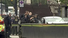 Policisté ohledávají automobil, jímž je stříbrný Ford Fiesta. (14. srpna 2018) Policisté ohledávají automobil, jímž je stříbrný Ford Fiesta. (14. srpna 2018)