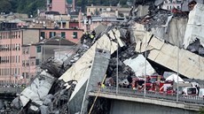 Italtí záchranái pi pátrání po obtech zíceného dálniního mostu v...