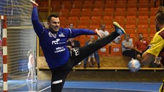 Lovosický brankář Daniel Rangl zasahuje. Lovosický brankář Daniel Rangl zasahuje.