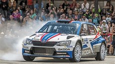 Jan Kopecký a Pavel Dresler jezdí ve Škodě Fabii R5 v barvách odkazujících na... Jan Kopecký a Pavel Dresler jezdí ve Škodě Fabii R5 v barvách odkazujících na...