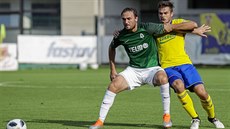 Stoper Petr Buchta ze Zlína (vpravo) se snaží dostat před protihráče. Stoper Petr Buchta ze Zlína (vpravo) se snaží dostat před protihráče.