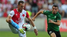 Vladimir Jovovič z Jablonce (vpravo) běží napadat Vladimíra Coufala ze Slavie. Vladimir Jovovič z Jablonce (vpravo) běží napadat Vladimíra Coufala ze Slavie.