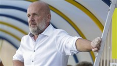 Zlínský trenér Michal Bílek bedlivě sleduje výkon svých svěřenců proti Teplicím. Zlínský trenér Michal Bílek bedlivě sleduje výkon svých svěřenců proti Teplicím.