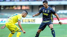 Cristiano Ronaldo z Juventusu (vpravo) se snaí vyzrát na Fabia Depaoliho z...