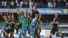 Fotbalisté Juventusu slaví výhru v úvodním kole italské ligy proti Chievu. Fotbalisté Juventusu slaví výhru v úvodním kole italské ligy proti Chievu.