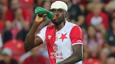 Michael Ngadeu ze Slavie se občerstvuje během utkání s Jabloncem. Michael Ngadeu ze Slavie se občerstvuje během utkání s Jabloncem.