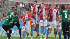 Fotbalisté Jablonce (v zeleném) zahrávají volný přímý kop v utkání proti Slavii. Fotbalisté Jablonce (v zeleném) zahrávají volný přímý kop v utkání proti Slavii.