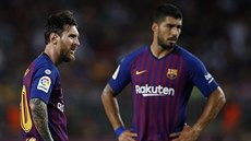 Barcelonské hvzdy Lionel Messi (vlevo) a Luis Suárez zamylen hledí bhem...