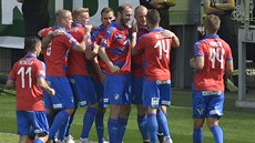 Plzeňští fotbalisté se radují z gólu v utkání proti Karviné. Plzeňští fotbalisté se radují z gólu v utkání proti Karviné.