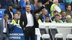 José Mourinho, trenér Manchesteru United, gestikuluje během utkání proti... José Mourinho, trenér Manchesteru United, gestikuluje během utkání proti...