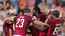 Fotbalisté Sparty oslavují zásah do příbramské branky. Fotbalisté Sparty oslavují zásah do příbramské branky.