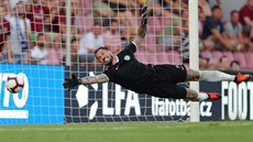 Příbramský brankář Milan Švenger se marně natahuje po míči. Příbramský brankář Milan Švenger se marně natahuje po míči.