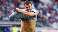 Edin Džeko z AS Řím si na oslavu své branky do sítě Turína sundává dres. Edin Džeko z AS Řím si na oslavu své branky do sítě Turína sundává dres.