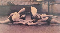 Fotografie je z obálky americké knihy o divadle v Terezíně. Tanečnice... Fotografie je z obálky americké knihy o divadle v Terezíně. Tanečnice...