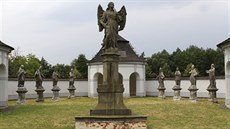 Dolní hřbitov ve Žďáře nad Sázavou se zaplnil sochami. Všech osm originálů z... Dolní hřbitov ve Žďáře nad Sázavou se zaplnil sochami. Všech osm originálů z...