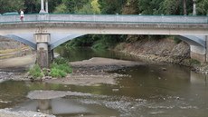 Sucho se podepsalo i na hladině řeky Jihlavy v Třebíči. Z vody místy vystupují... Sucho se podepsalo i na hladině řeky Jihlavy v Třebíči. Z vody místy vystupují...
