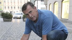 „Pokud bychom za jádro atomu považovali třeba tuto desku, označující střed... „Pokud bychom za jádro atomu považovali třeba tuto desku, označující střed...