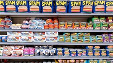 Bizarní supermarket s plstěným zbožím britské umělkyně Lucy Sparrowové. Bizarní supermarket s plstěným zbožím britské umělkyně Lucy Sparrowové.