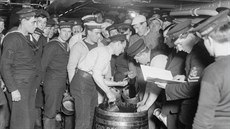 Hladinku je třeba udržovat. Námořníci čekají na svůj příděl na lodi HMS HMS... Hladinku je třeba udržovat. Námořníci čekají na svůj příděl na lodi HMS HMS...
