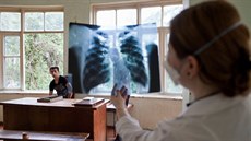 Lékaka v centru pro infekní choroby, AIDS a tuberkulózu v Batumi prohlíí...
