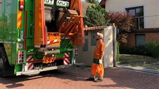 Nový popelářský vůz s mytím odpadových nádob. Nový popelářský vůz s mytím odpadových nádob.