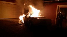 Požár auta a domu ve Svítkově, části Pardubic. (17. 8.2018) Požár auta a domu ve Svítkově, části Pardubic. (17. 8.2018)