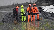 Italtí záchranái pátrají po obtech zíceného dálniního mostu v...