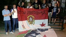 Ukrajinští ultras se na Twitter pochlubili vlajkou, ukořistěnou slávistickým... Ukrajinští ultras se na Twitter pochlubili vlajkou, ukořistěnou slávistickým...