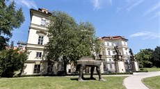 Zahrada Lobkovického paláce vznikla jako barokní ve francouzském stylu, ale... Zahrada Lobkovického paláce vznikla jako barokní ve francouzském stylu, ale...
