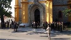 Lidé se loučí s Kamilem Benešem při smutečním obřadu v kostele sv. Jana... Lidé se loučí s Kamilem Benešem při smutečním obřadu v kostele sv. Jana...