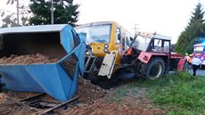 Traktor vjel na Písecku na železniční přejezd v době, kdy tudy projížděl vlak. Traktor vjel na Písecku na železniční přejezd v době, kdy tudy projížděl vlak.