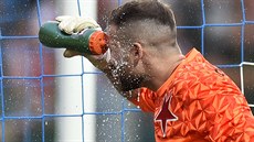Slávistický brankář Ondřej Kolář se v letních vedrech osvěžuje. Slávistický brankář Ondřej Kolář se v letních vedrech osvěžuje.