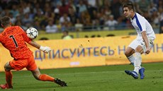 Arťom Besedin z Dynama Kyjev překonává slávistického brankáře Ondřeje Koláře v... Arťom Besedin z Dynama Kyjev překonává slávistického brankáře Ondřeje Koláře v...
