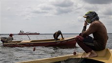 Venezueltí rybái poblí msta Maracaibo (21. kvtna 2018)