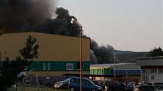 V Příbrami hoří část výrobní haly v areálu společnosti Ravak. (17. srpna 2018) V Příbrami hoří část výrobní haly v areálu společnosti Ravak. (17. srpna 2018)