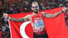Ramil Gulijev slaví na evropském šampionátu v Berlíně s tureckou vlajkou triumf... Ramil Gulijev slaví na evropském šampionátu v Berlíně s tureckou vlajkou triumf...
