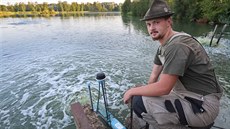 Student vodňanské rybářské školy Vladimír Kolář kontroluje aerátory na Ptačím... Student vodňanské rybářské školy Vladimír Kolář kontroluje aerátory na Ptačím...