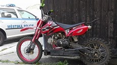 Na piráta silnic čeká jeho motorka u kroměřížských strážníků. Na piráta silnic čeká jeho motorka u kroměřížských strážníků.